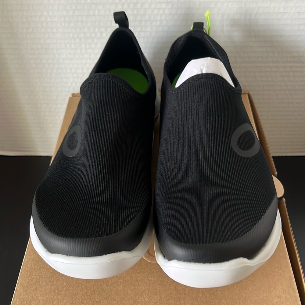 OOFOS slip on recovery shoe, size 9 1/2. Black.  NWT